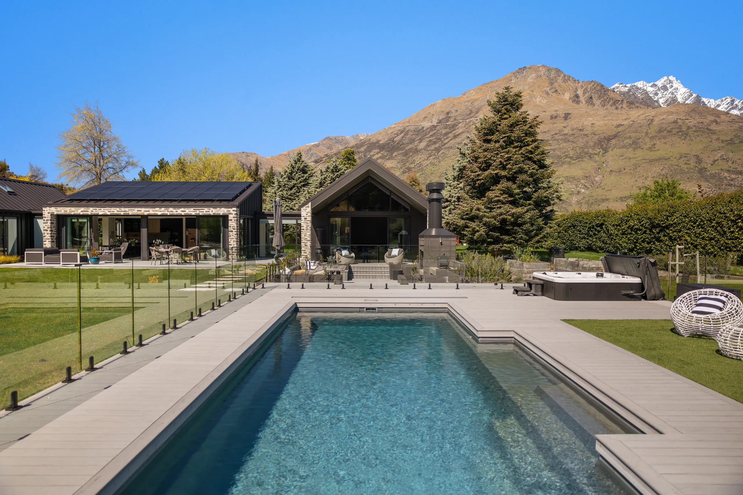 Lower Shotover in Queenstown: The Elegance in Graphite Grey, photograph 1 of 9